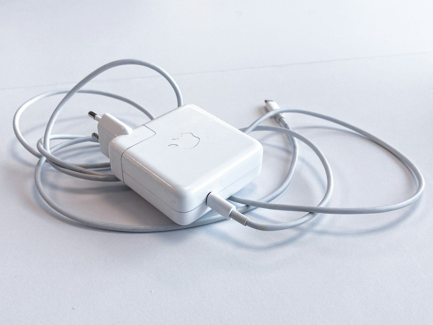 Laptop power adapter with coiled cable